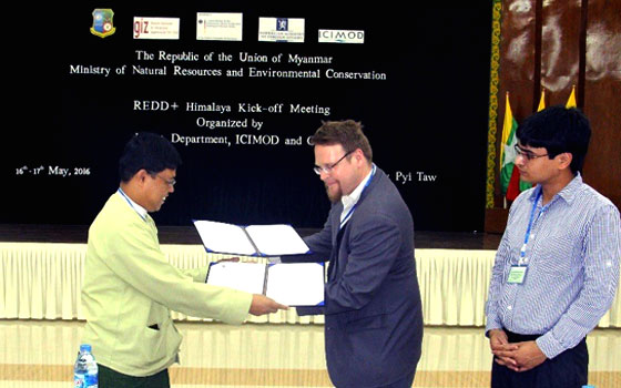 Exchange of Letter of Agreement between Forest Department (MONREC), Myanmar, and ICIMOD/GIZ Photo courtesy: FRI