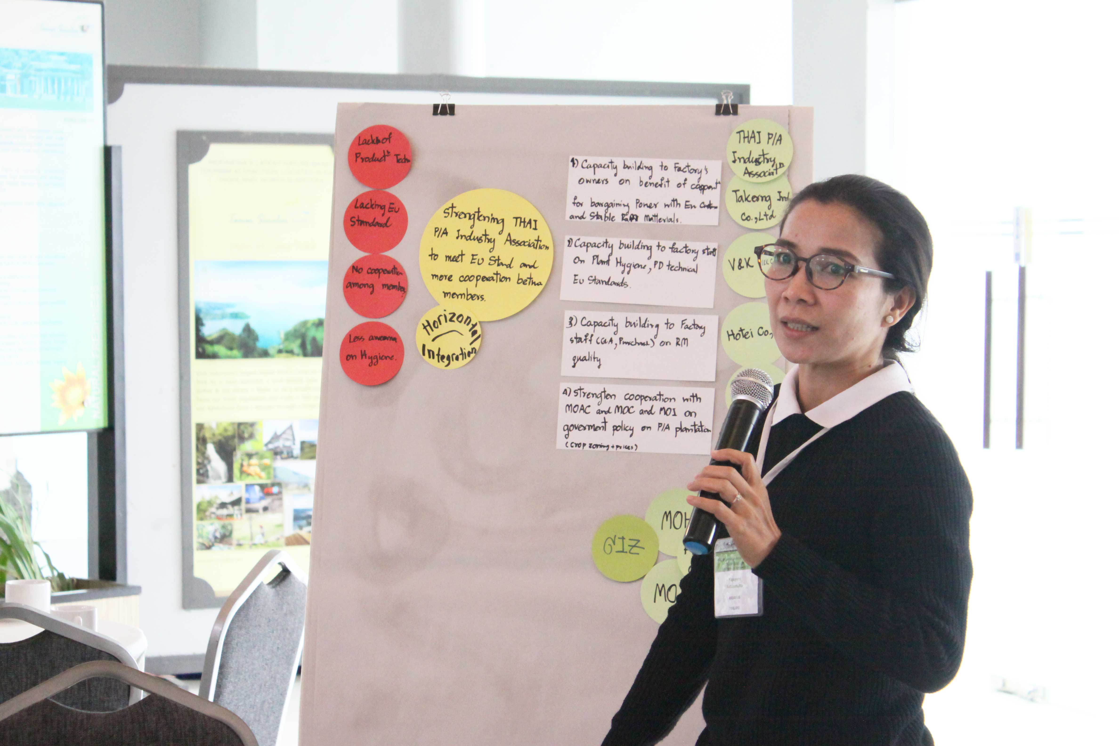 food-safety-project-manager-of-the-asean-sas-shares-her-experiences-on-her-fruit-juice-project-in-thailand-at-the-workshop-on-market-linkages-in-indonesia
