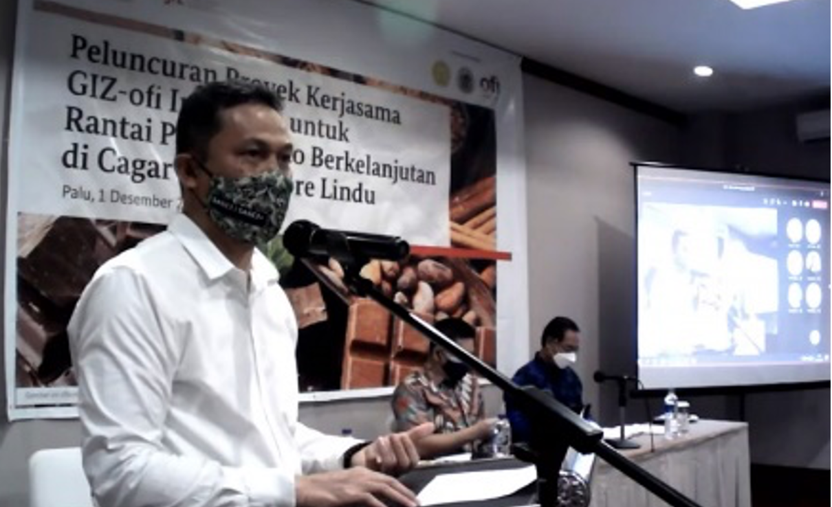 Dr. Ismet Khaeruddin, Area Coordinator for GIZ in Central Sulawesi opens the kick-off event for GIZ-ofi partnership for sustainable cocoa in Lore Lindu Biosphere Reserve. ©Vivi Andriani Pane\GIZ