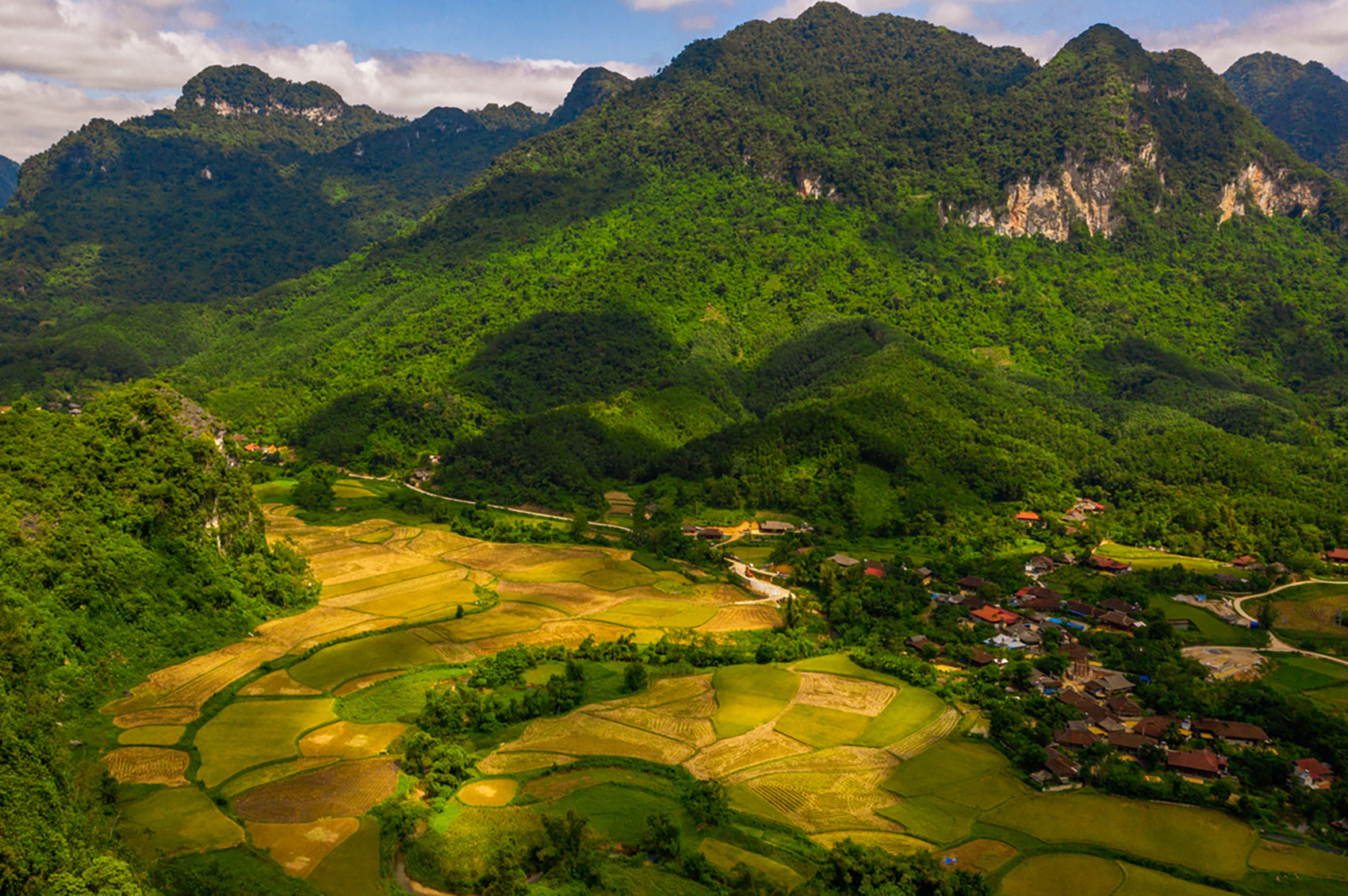 Vietnamese landscape with forested mountains, fields and a small village. Copyright: © GIZ / Binh Dang