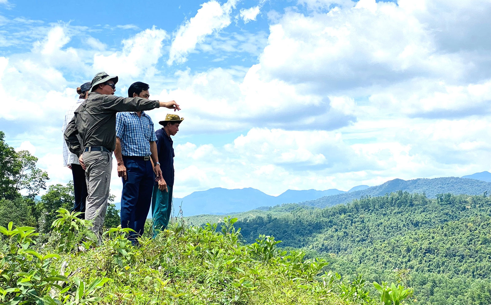 Project delegation and Thach Han River Protection Forest Management Board during the site selection in Quang Tri Province. Photo: ©Nguyen Danh Dan