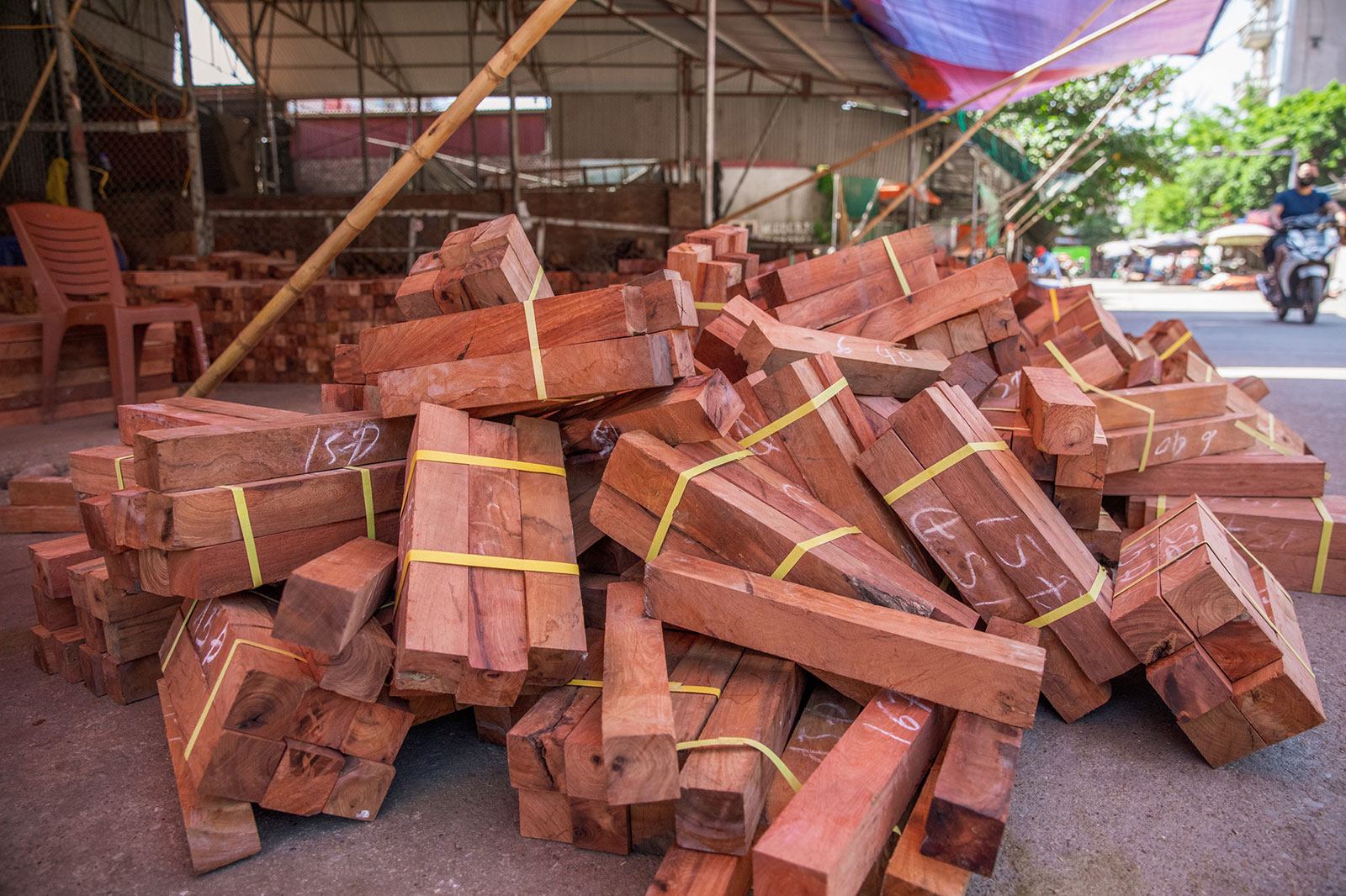 Imported timber for production in Dong Ky, Bac Ninh Province. © GIZ/Binh Dang