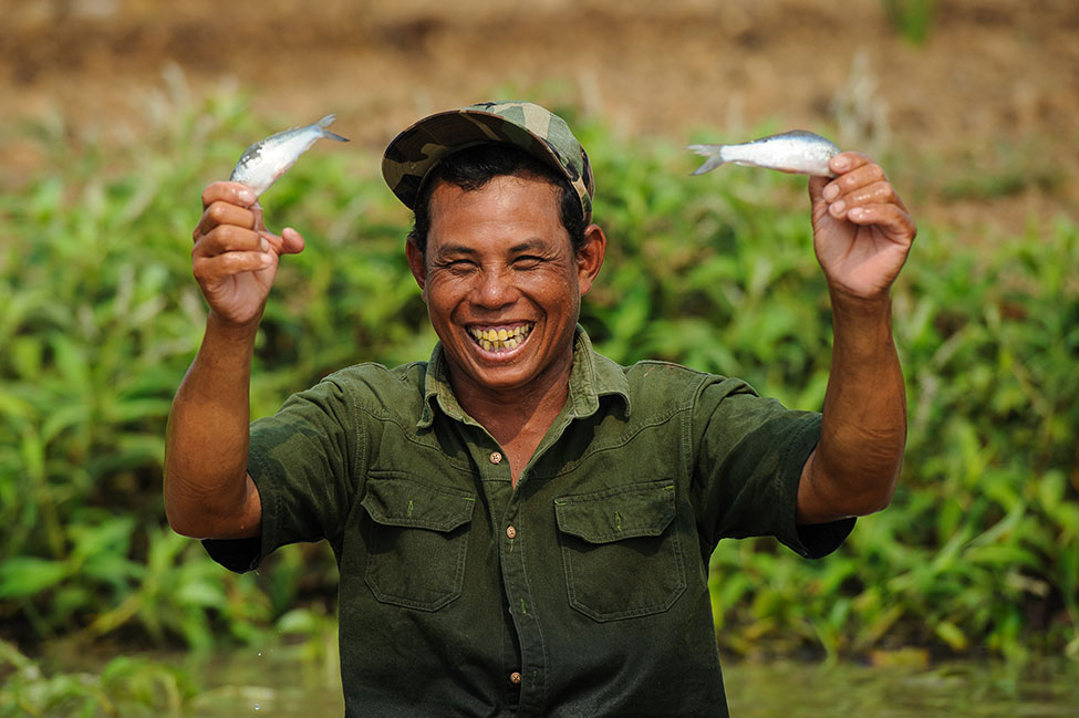 A male fisher happy with the catch from the well-managed rice field fisheries system. Copyright: ©GIZ/Conor Wall