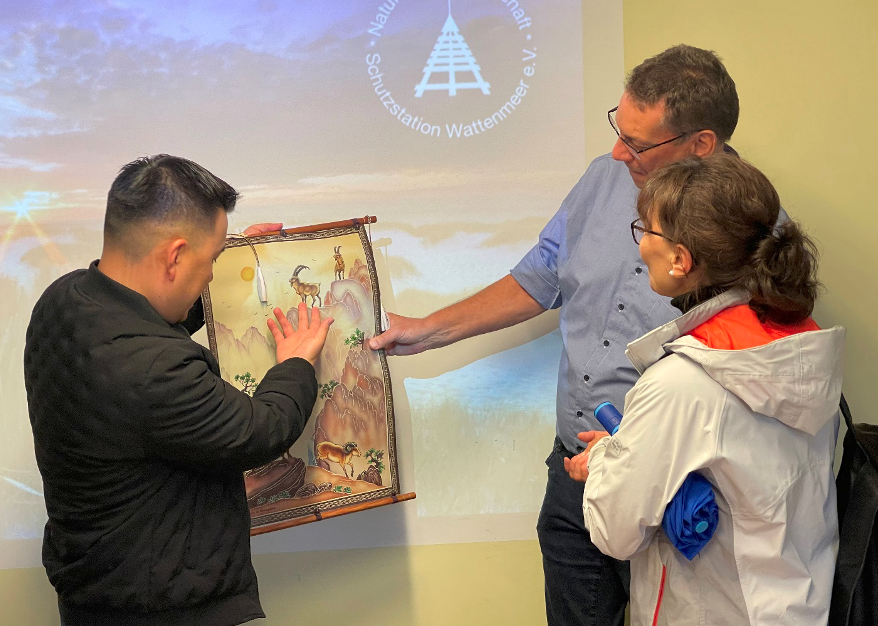 The Director General of the Protected Area Policy Coordination Department gifting the colleagues of the Schutzstation Wattenmeer traditional Mongolian souvenirs showcasing Mongolian ecology