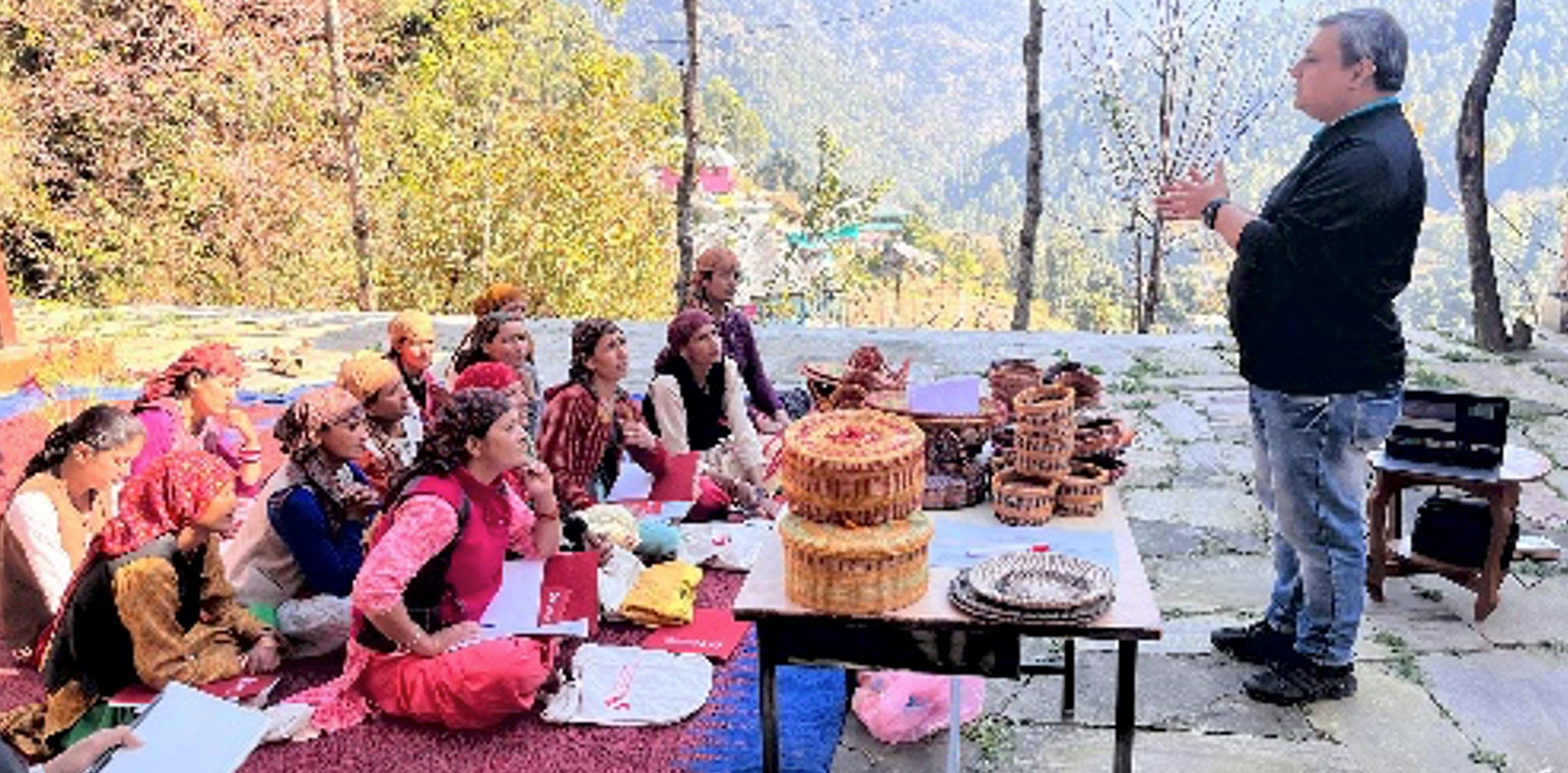 Workshop with local artisans on market strategies and product design for pine needles-based craft in Pathrevi village, Karsog, Mandi district | ©GIZ/Kunal Bharat