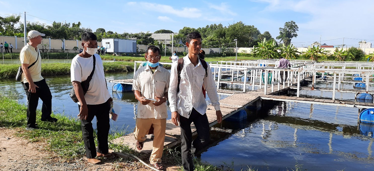 Mr. Han visits a fish farm and hatchery station run by the Royal University of Agriculture (Cambodia) with other aquaculture farmers.