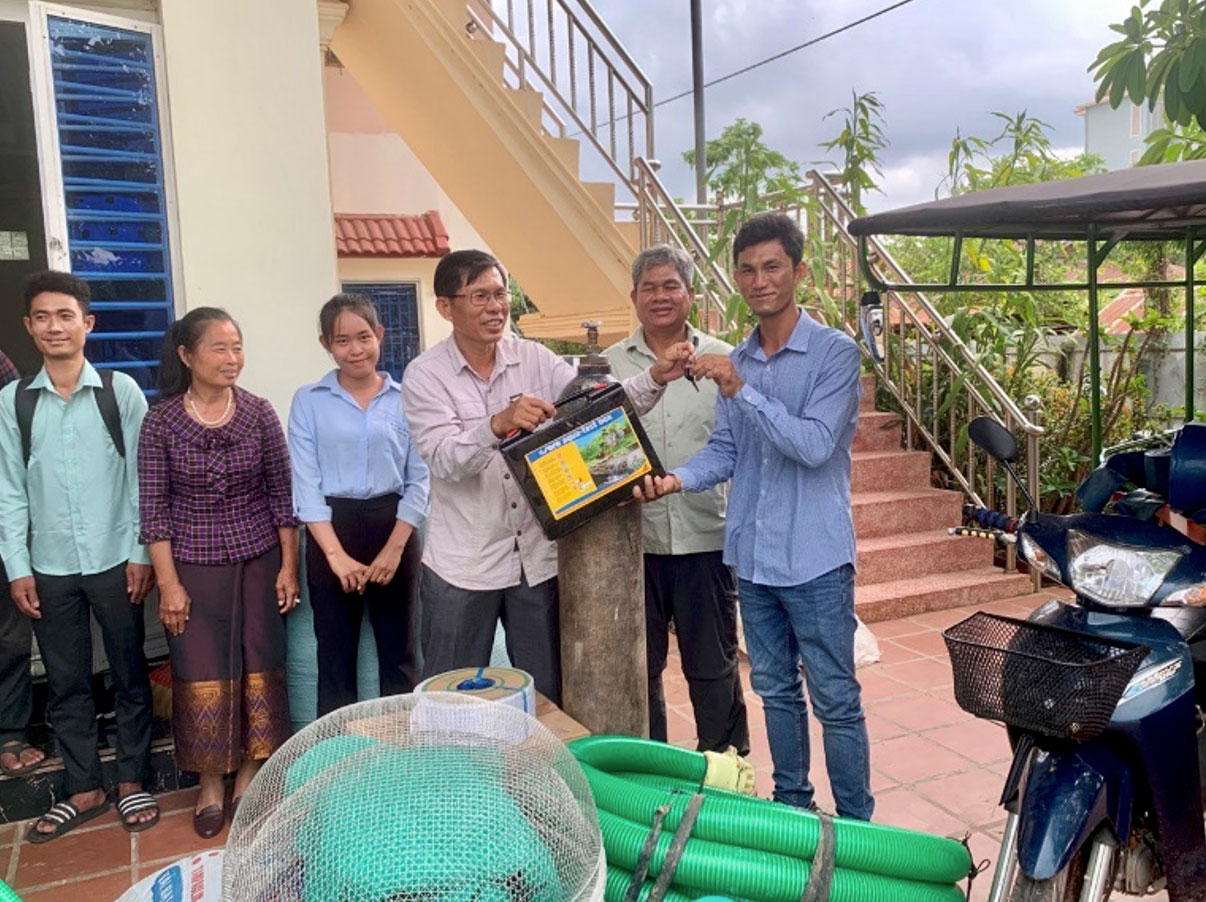 Mr. Han visits a fish farm and hatchery station run by the Royal University of Agriculture (Cambodia) with other aquaculture farmers. Following his completion of Nursery Management training, Mr. receives crucial supplies from SAFR to begin nursery farming.
